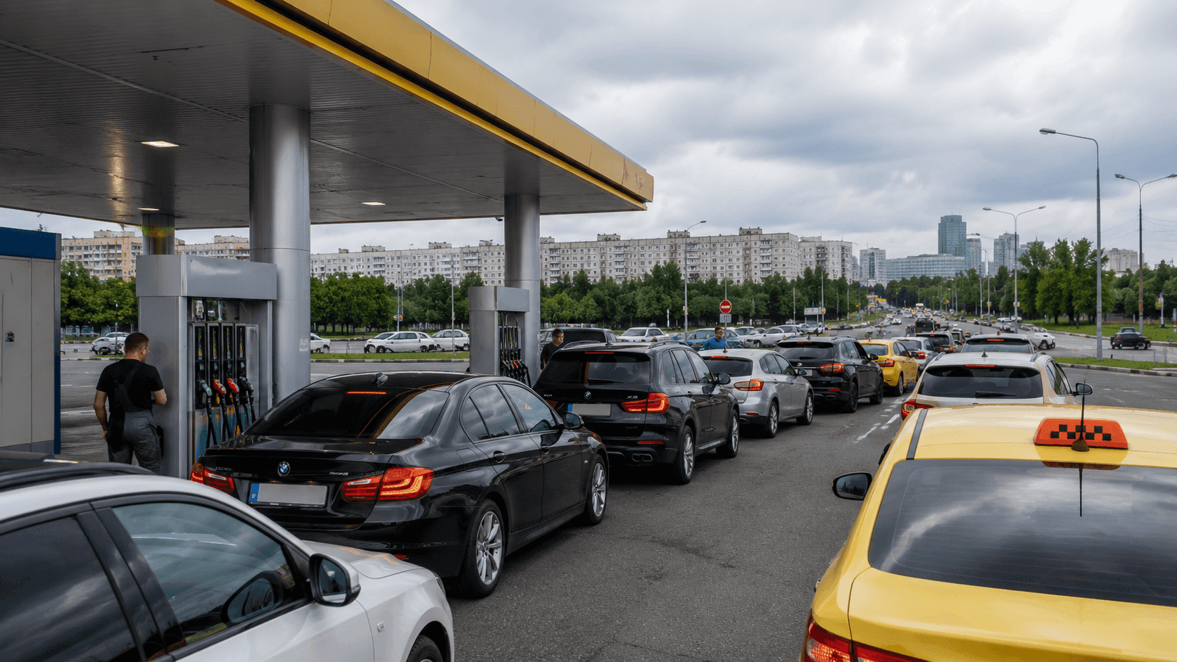 Штрафы в очередях, сломанные машины: что происходит на заправках Москвы и области